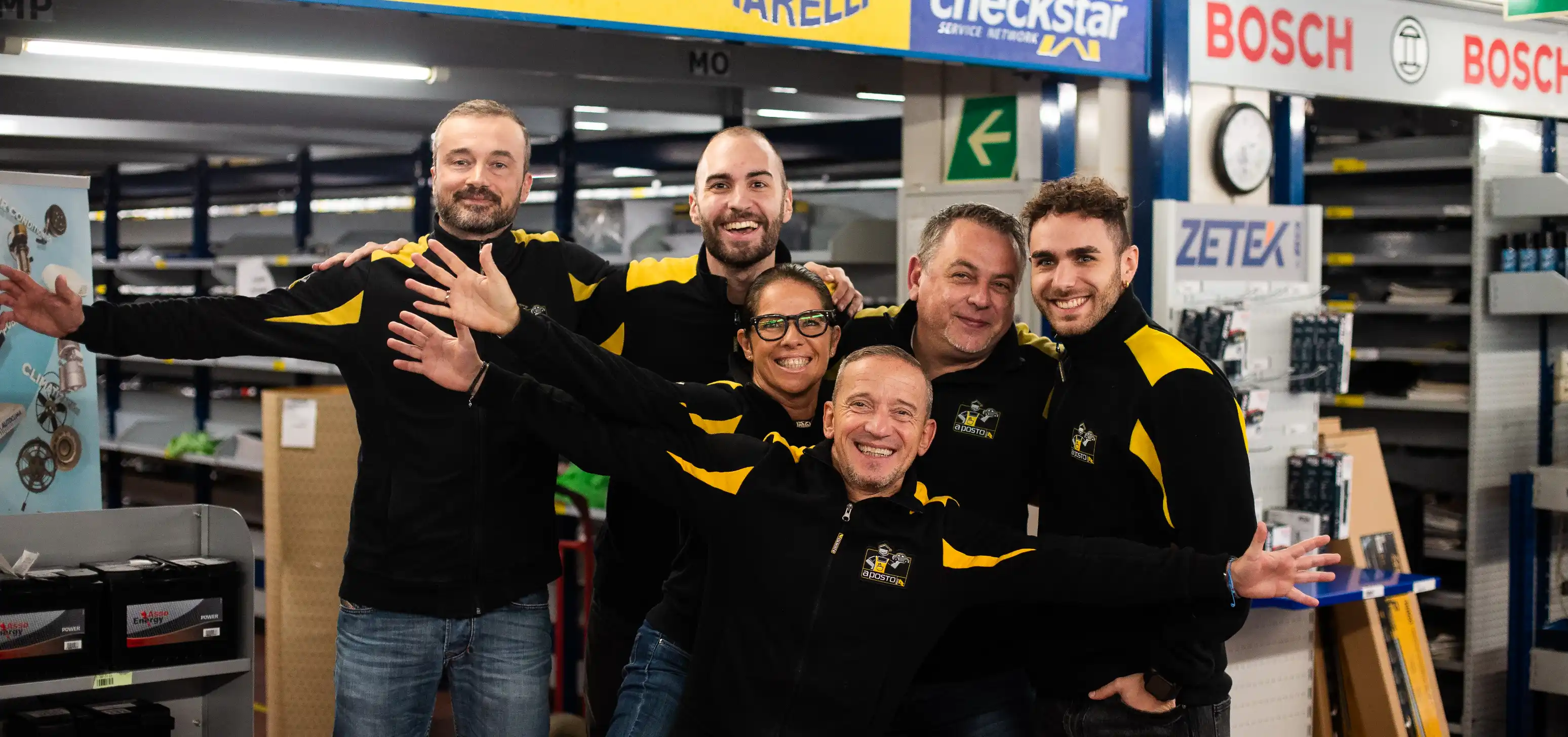 alcune persone che sorridono